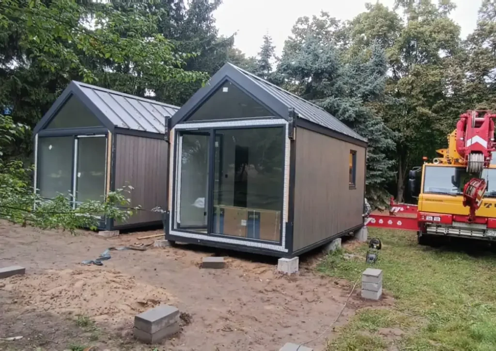 Dom modułowy for.rest house w trakcie montażu na przygotowanej działce klienta.