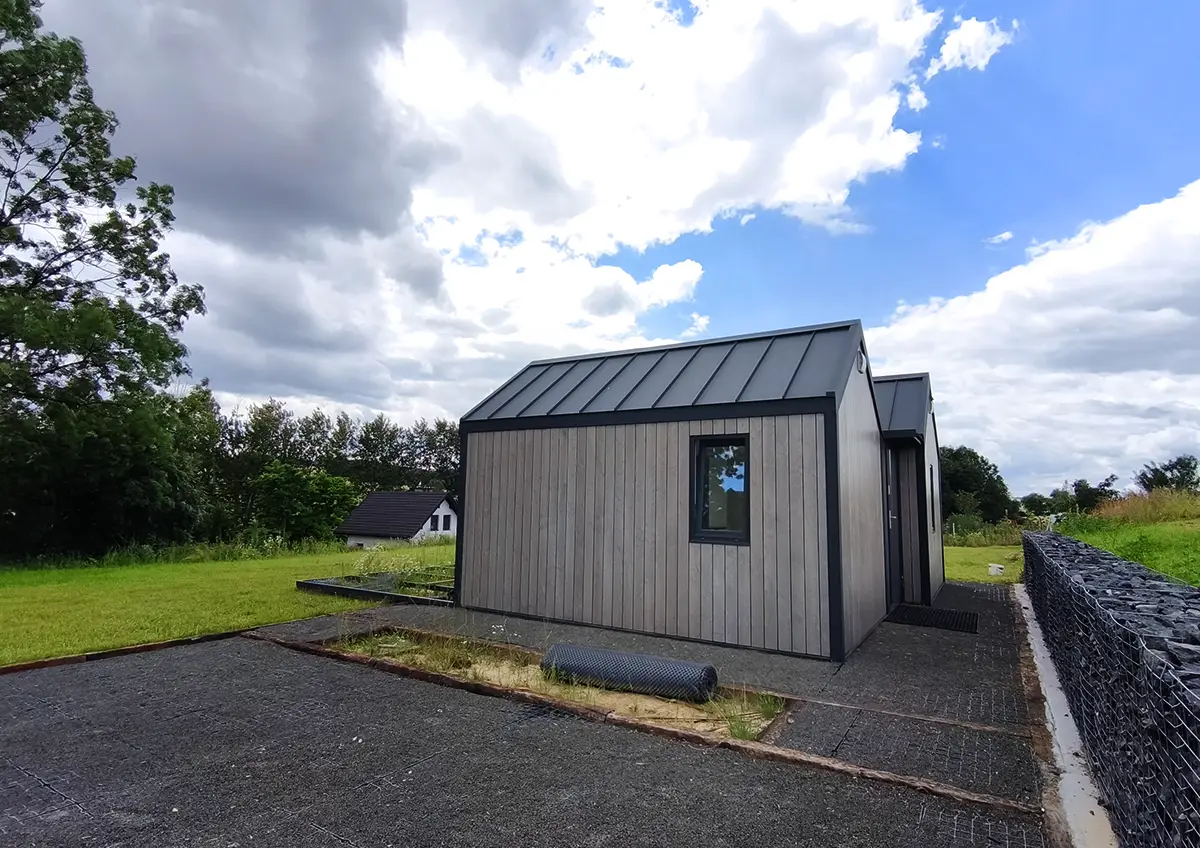 Gotowy dom modułowy klienta for.rest house z drewnianą elewacją i dachem.