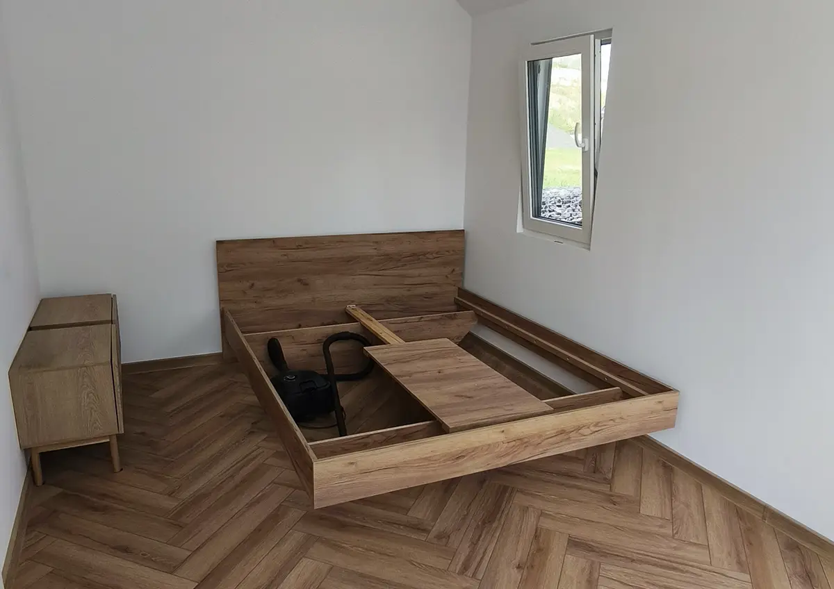 Sypialnia w domu modułowym klienta for.rest house z podłogą i oknem.