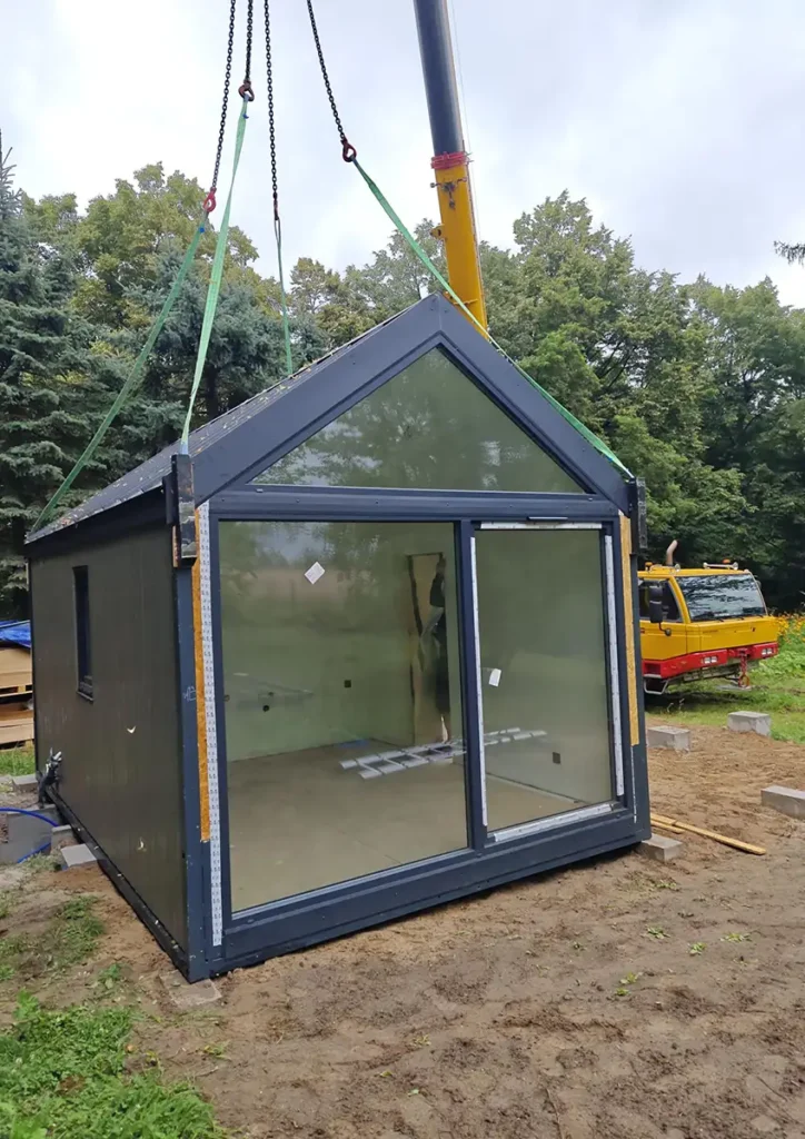 Osadzanie modułu domu for.rest house z dużym przeszkleniem przy użyciu dźwigu.