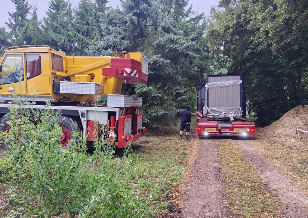 Transport modułu domu for.rest house i przygotowanie do montażu na działce klienta.